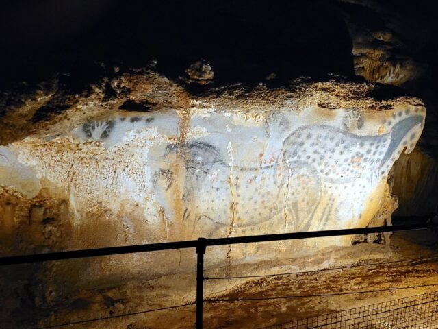 Grotta di Pech Merle: Incredibile 3 Misteri Incredibili sulle Mani Mozzate!